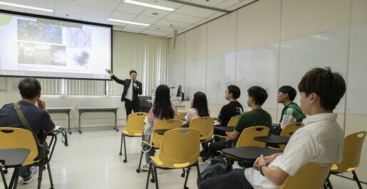 Dr Kelvin Lo conducted admissions talk