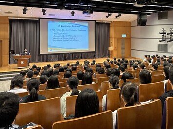 Dr Valerie Yip conducted admissions talk