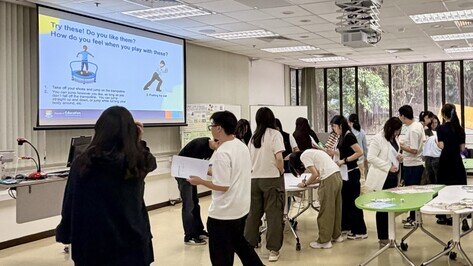 Participants explore different sensory modalities during the mini lecture.