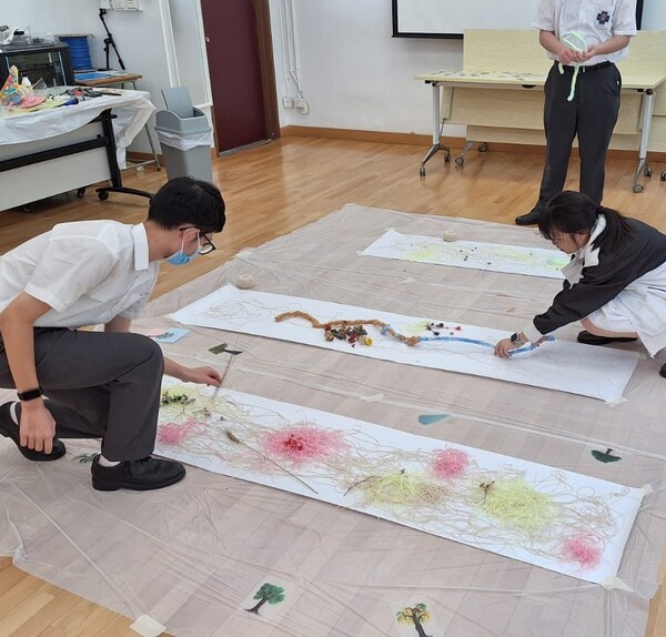 Students practisng fine art creation
