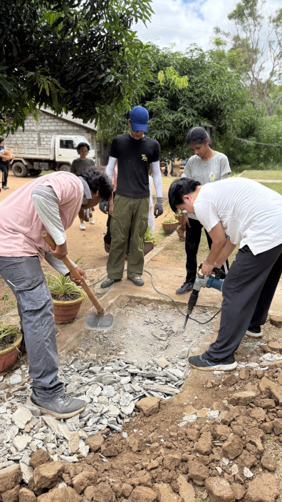 Drilling the ground to remove the concrete at the school - let's grow more plants on the ground!